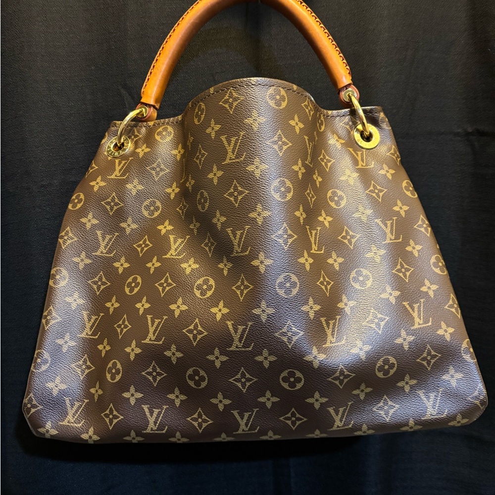 100% Authentic Louis Vuitton Artsy MM comes w/ Original Box and Dust Bag